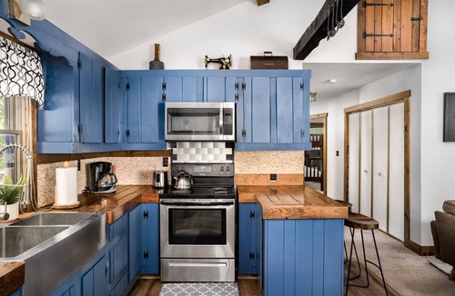 Great Cacapon Cabin | Cozy cabin w/hot tub, backyard & BBQ grill