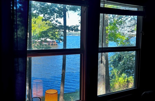 Downsville Cabin | Cozy Cabin with Screened Porch and Fishing Dock on Lake D'Arbonne