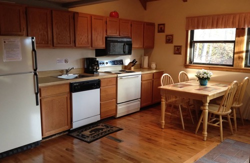 Davis Cabin | Cozy Cabin with Swimming, Hiking, Skiing and Biking