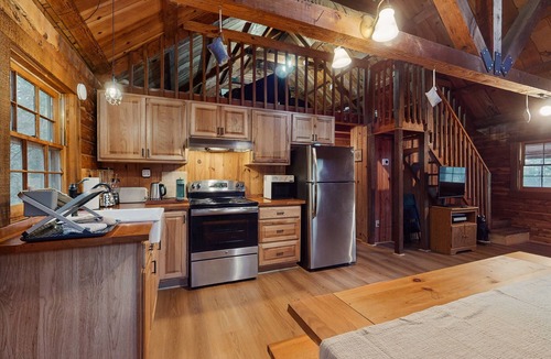 Cleveland Cabin | Cozy cabin with wifi, wood-burning fireplace & spacious deck