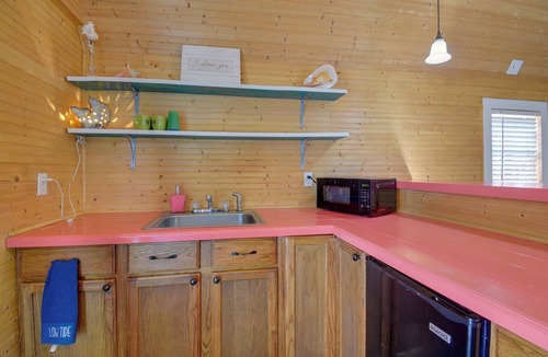 Sunset Beach Apartment | Cozy Calabash Studio ~ 4 Mi to Sunset Beach!