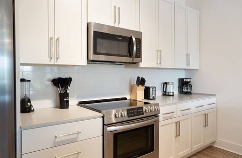 Second Ward Apartment | Cozy Carolina | Free Parking, Gym, Pool