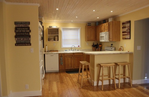Arcadia House | Cozy Cedar Cottage Just Off Scenic M22 by Lower Herring Lake