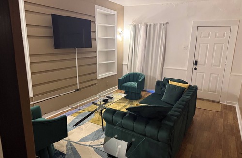 South Side Flats House | Cozy Centralized 3bd 2bath House w/Free Parking