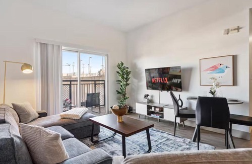 Charlotte Center City Apartment | Cozy City Charm - Spacious, Parking, Balcony, Gym