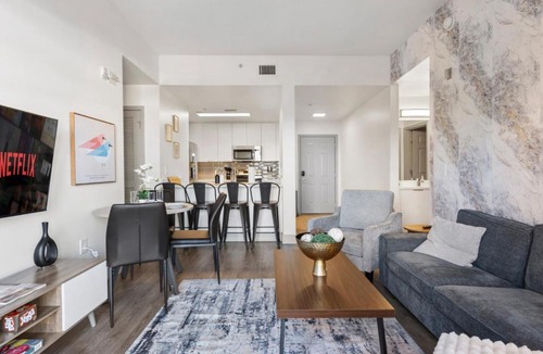 Charlotte Center City Apartment | Cozy City Charm - Spacious, Parking, Balcony, Gym