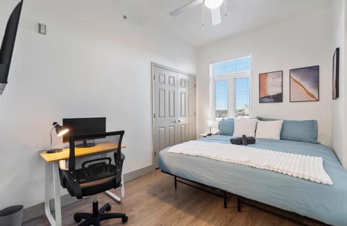 Charlotte Center City Apartment | Cozy City Charm - Spacious, Parking, Balcony, Gym