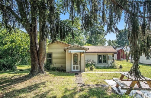 Lake Michigan Beach Cottage | Cozy. Clean, Perfect for couples and small families.