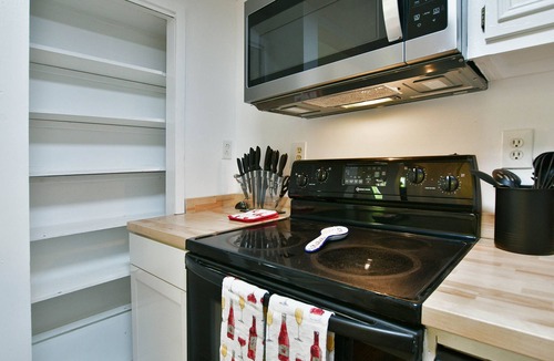 Drayton Apartment | Cozy, convenient, freshly renovated bungalow