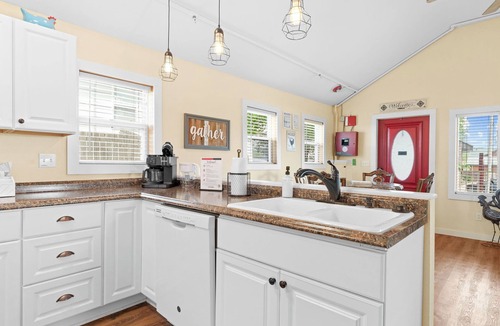 Downtown Branson House | Cozy Coop Cottage | Walk to Downtown Branson