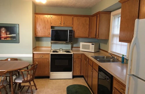 Middletown House | Cozy Cottage 2 bdrm w/covered porch, 1 mile to xway, XL parking area.