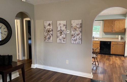 Middletown House | Cozy Cottage 2 bdrm w/covered porch, 1 mile to xway, XL parking area.