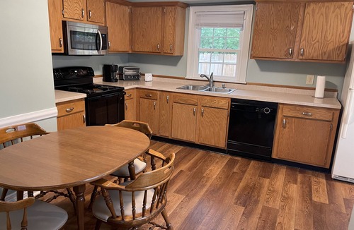 Middletown House | Cozy Cottage 2 bdrm w/covered porch, 1 mile to xway, XL parking area.