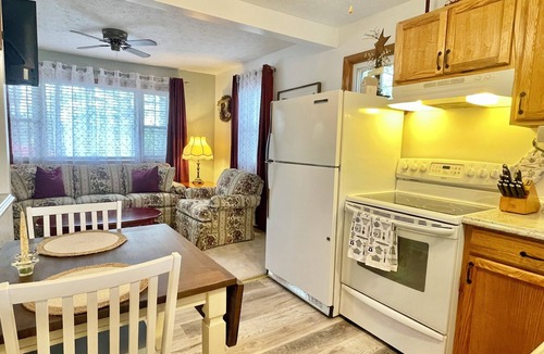 Cumberland House | Cozy Cottage 2 bedroom house one and half bathrooms Cumberland, Md with AC, WiFi
