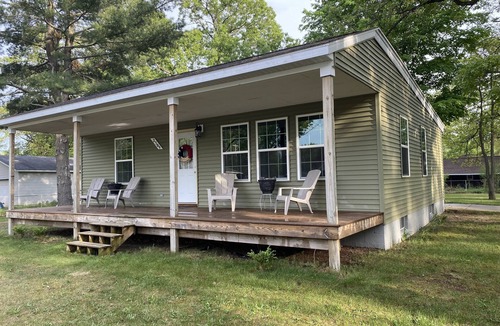 Muskegon House | Cozy cottage home close to Lake Michigan