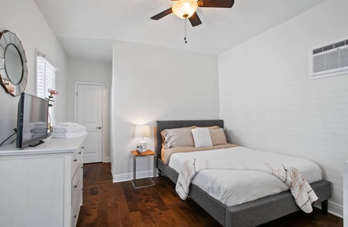 East Riverside House | Cozy Cottage in Quiet Uptown