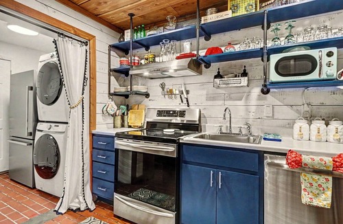 Hot Springs House | Cozy Cottage in the Woods with 8-Person Fire Pit + 4 minutes to Bathhouse Row!