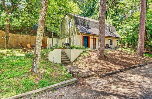 Hot Springs House | Cozy Cottage in the Woods with 8-Person Fire Pit + 4 minutes to Bathhouse Row!