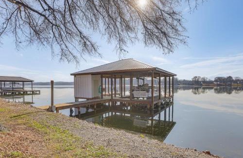 Wilsonville House | Cozy Cottage on Main Channel of Lay Lake
