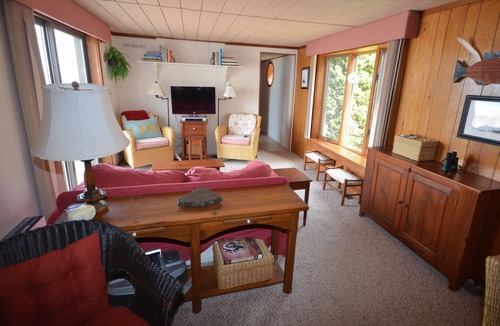 Elk Rapids House | Cozy cottage style home on East Grand Traverse Bay in Elk Rapids. A/C.