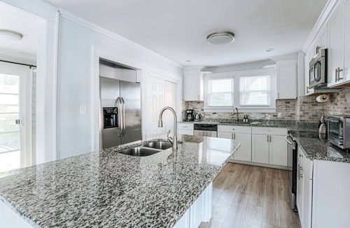 Staunton House | Cozy Craftsman: Newly Renovated/Downtown Staunton