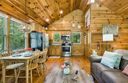 Smoky Mountains Cabin | Cozy Creekside Escape | Hot Tub Pet-Friendly