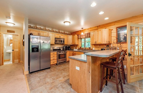 Oakland House | Cozy Dog Friendly Cabin Near State Park w/Hot Tub