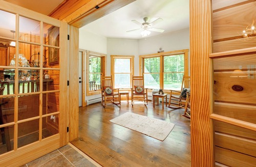Oakland House | Cozy Dog Friendly Cabin Near State Park w/Hot Tub