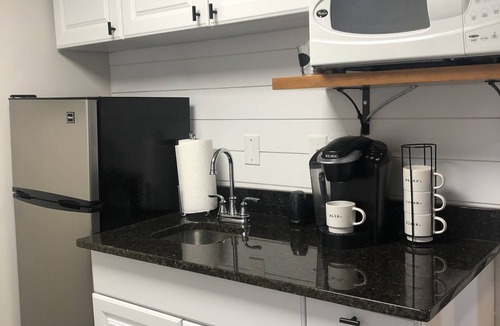 Batavia Apartment | Cozy efficiency ONE large room ONE QUEEN bed apartment with kitchenette no oven.