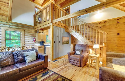 Pigeon Forge Cottage | Cozy Family Cabin w/Hot Tub ~ 4 Mi to Dollywood!
