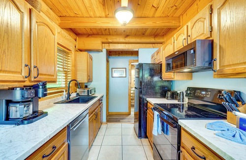 Pigeon Forge Cottage | Cozy Family Cabin w/Hot Tub ~ 4 Mi to Dollywood!