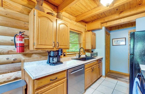 Pigeon Forge Cottage | Cozy Family Cabin w/Hot Tub ~ 4 Mi to Dollywood!