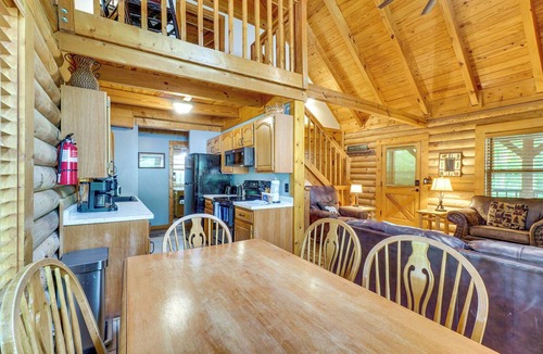Pigeon Forge Cottage | Cozy Family Cabin w/Hot Tub ~ 4 Mi to Dollywood!