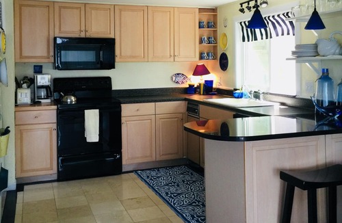 Gregory Cottage | cozy family friendly lake home near Ann Arbor
