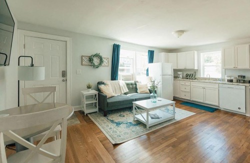 Bristol Apartment | Cozy Farmhouse Apartment in Bristol 2 bed 1 bath