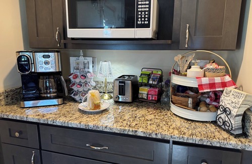 Stanton House | Cozy Farmhouse Downtown Wi-Fi Quiet Setting 10 Minutes to RRG