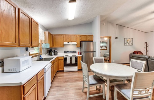 Franklin House | Cozy Franklin Retreat w/Deck - 5 Mi to Downtown!