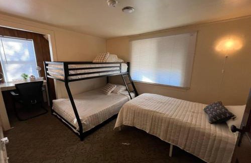 Lincoln Park House | Cozy Gem King Bunk Beds Near Major Highways Sleep6