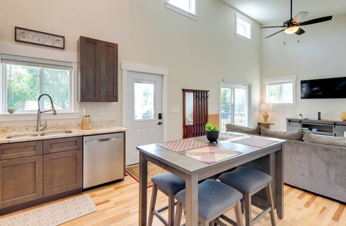 Hendersonville Cottage | Cozy Hendersonville Home .05mi to Acusta Trail