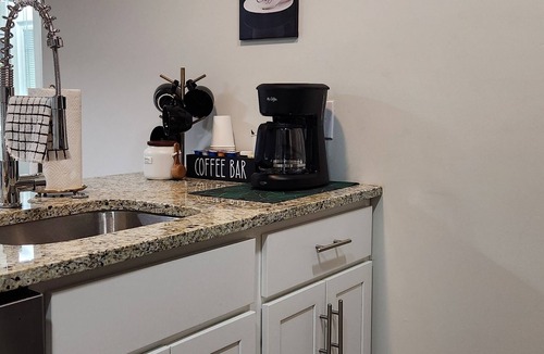 New Center Detroit Apartment | Cozy Historic 1 Bedroom Apt* Balcony*Free Parking*Free Coffee & Snacks