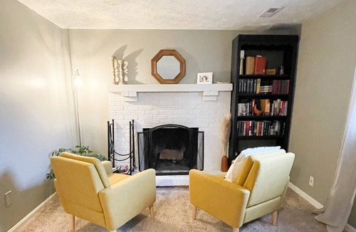 Elsmere House | Cozy Home Away From Home! Hot Tub, WIFI