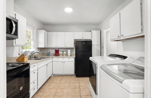 White Stone House | Cozy Home one block from The Creek Golf Club