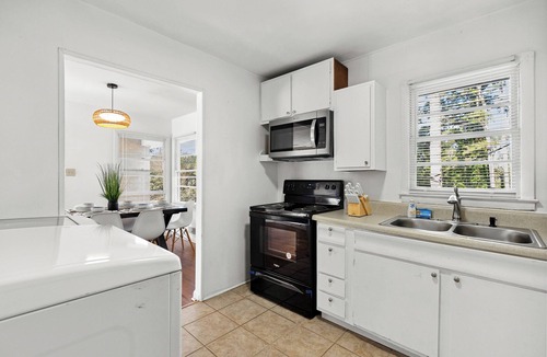 White Stone House | Cozy Home one block from The Creek Golf Club