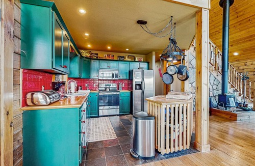 New Tazewell House | Cozy Home, Sleeps 21・Views・Hot Tub・Large Yard