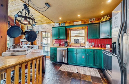 New Tazewell House | Cozy Home, Sleeps 21・Views・Hot Tub・Large Yard