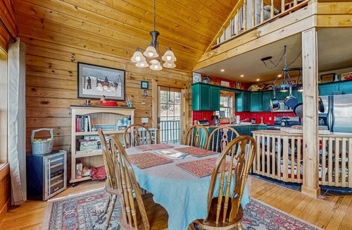 New Tazewell House | Cozy Home, Sleeps 21・Views・Hot Tub・Large Yard
