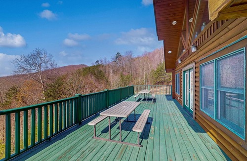 New Tazewell House | Cozy Home, Sleeps 21・Views・Hot Tub・Large Yard