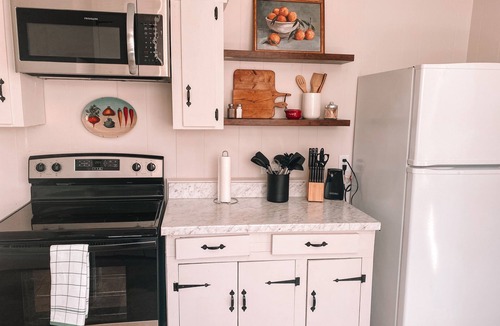 Hattiesburg Cottage | Cozy hub cottage in downtown Hattiesburg. Sleeps 4