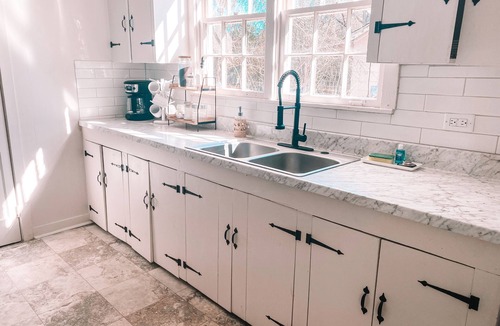 Hattiesburg Cottage | Cozy hub cottage in downtown Hattiesburg. Sleeps 4