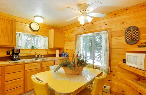 Interlochen Cabin | Cozy Interlochen Cabin w/Dock: 1 Mi to Bass Lake